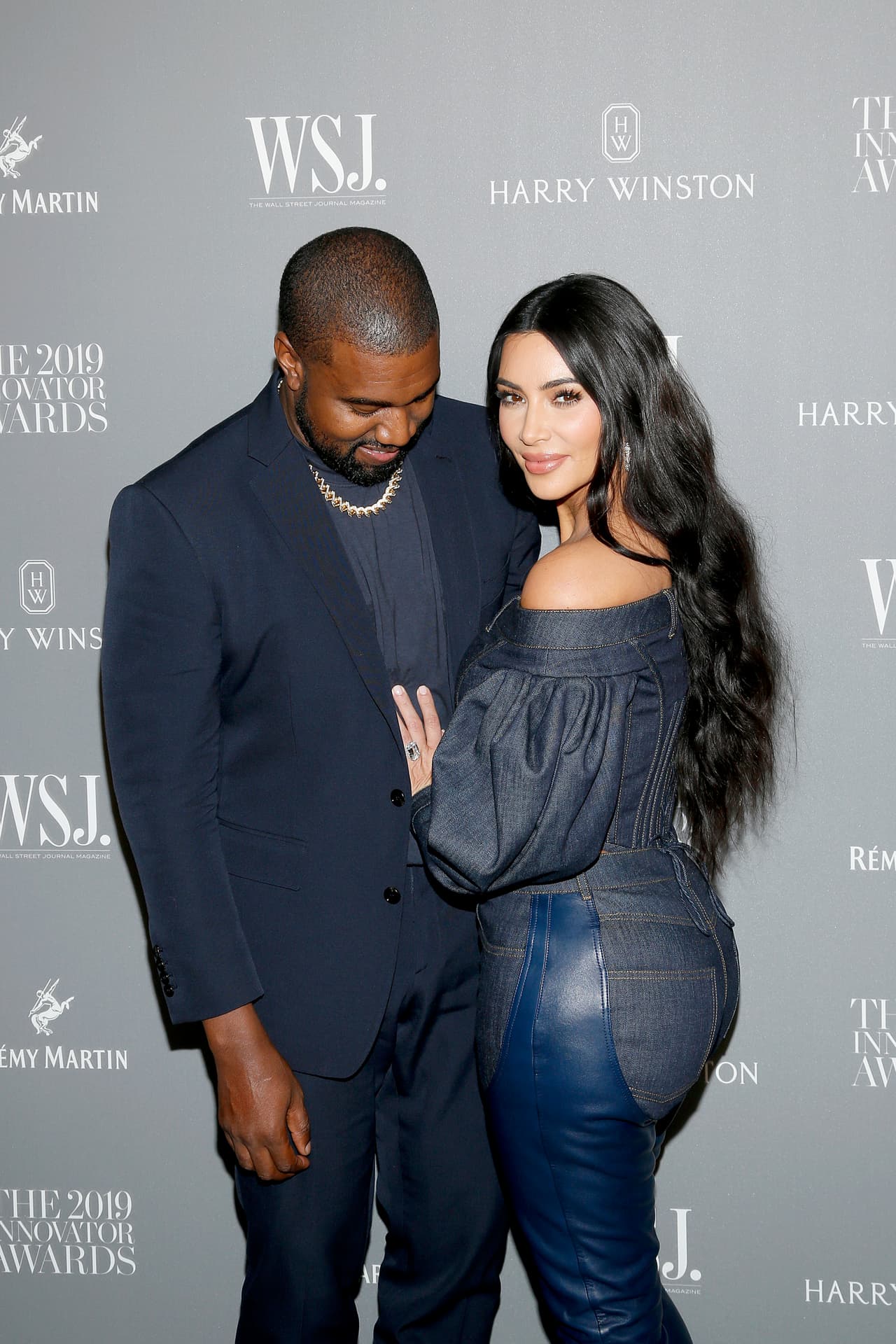 Las reacciones a las intenciones del cantante han sido diversas. Entre todas, llamó la atención la de su esposa
<b><a href="https://www.univision.com/entretenimiento/chismes/kim-kardashian-alcanza-los-64-millones-de-seguidores-en-instagram-video" target="_blank">Kim Kardashian. </a></b>
<br>
