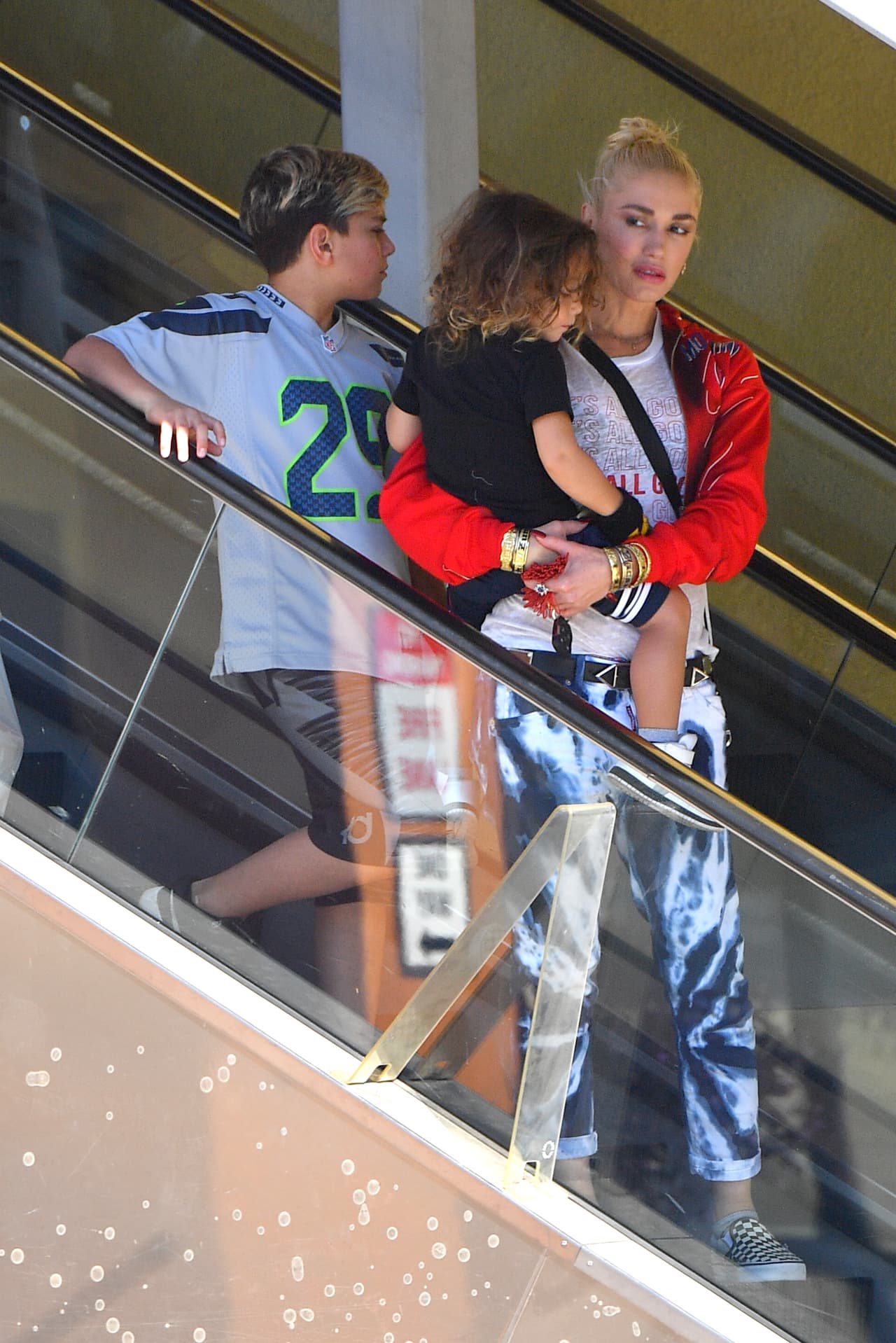 Los paparazzi no se separaron de la cantante.