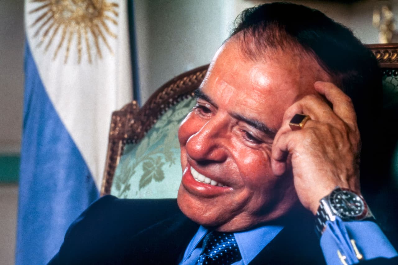 <b>Carlos Menem, 90 años</b>
<br>
<br>Expresidente de Argentina
<br>
<br>(2 julio 1930 – 14 febrero 2021)
<br>
<br>Menem gobernó Argentina durante 10 años en la década de 1990 como un líder peronista de ideario liberal. El 13 de junio de 2020, en medio de la cuarentena por coronavirus, fue hospitalizado en Buenos Aires por una neumonía complicada con antecedentes cardíacos. A partir de entonces, sus hospitalizaciones se hicieron cada vez más frecuentes, por diversas dolencias.
<br>