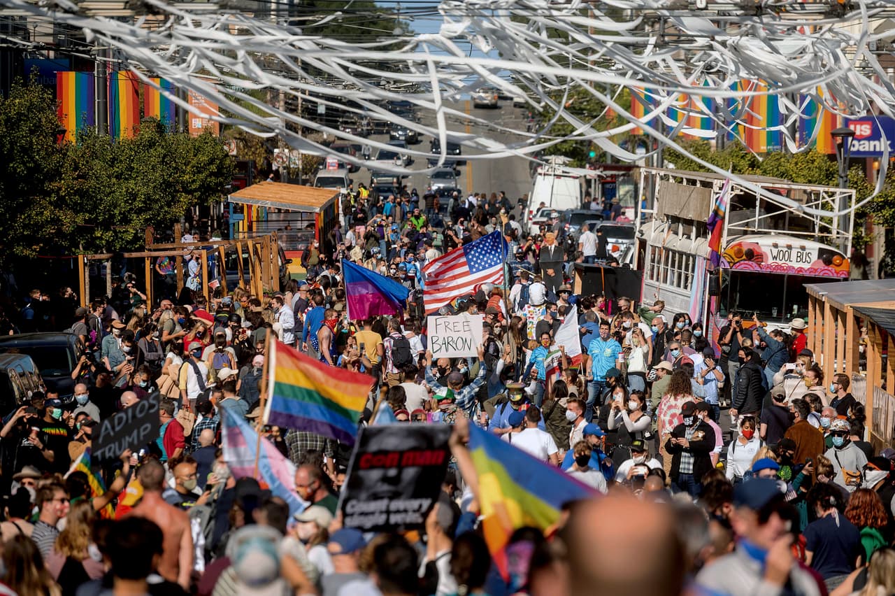 Cientos de personas, en su mayoría jóvenes, abarrotaron las calles del distrito Castro, en 
<a href="https://www.univision.com/temas/san-francisco">San Francisco</a>, para celebrar el momento en el que Joe Biden y Kamala Harris alcanzaron los votos electorales necesarios para ser declarados 
<a href="https://www.univision.com/local/san-francisco-kdtv/noticias/elecciones-en-eeuu-2020/joe-biden-es-el-presidente-electo-de-eeuu-tras-imponerse-en-pennsylvania-y-superar-los-270-votos-electorales" target="_blank">presidente y vicepresidenta electa</a> de los Estados Unidos.