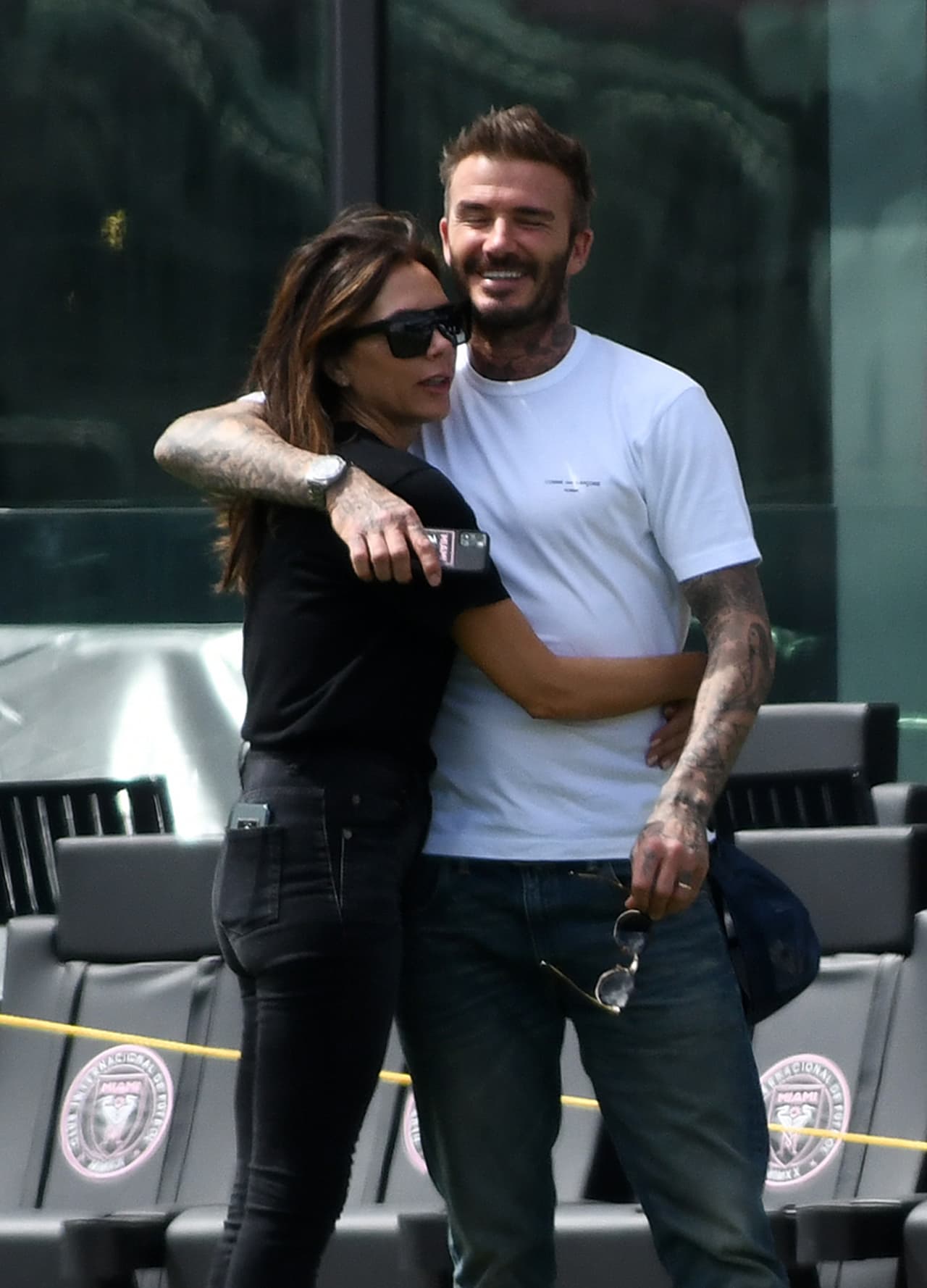Victoria y David Beckham se conocieron en 1997, en la sala VIP del Manchester United, anunciaron su compromiso en 1998 y se casaron en julio de 1999, en el castillo medieval Luttrellstown. De su relación nacieron sus cuatro hijos.