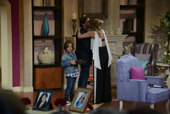 Pronto tocó el turno de que el esposo de Luz Elena González apareciera, en compañía de sus hijos.