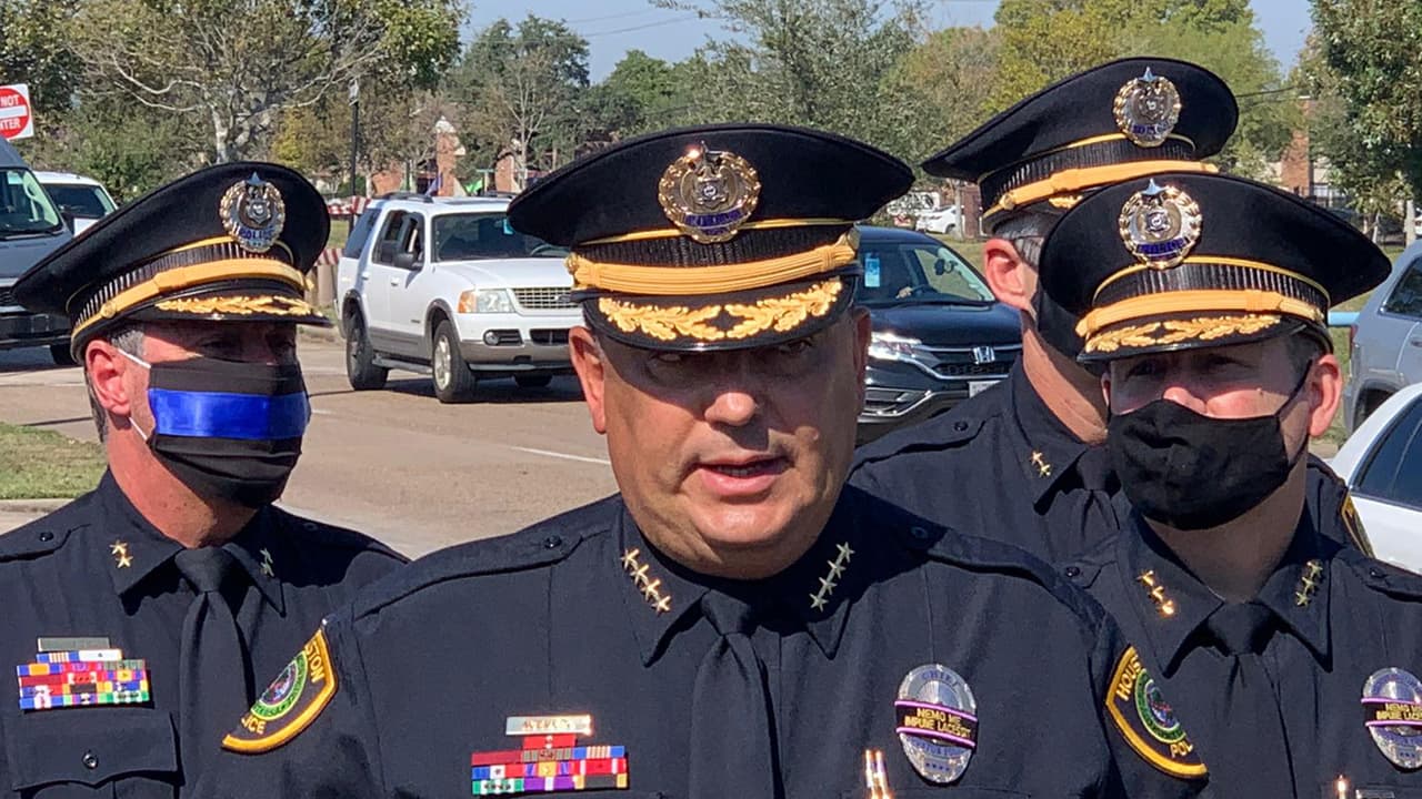 El jefe de policía de Houston, Arturo Acevedo, presidió el evento acompañado de comandantes y oficiales del HPD.