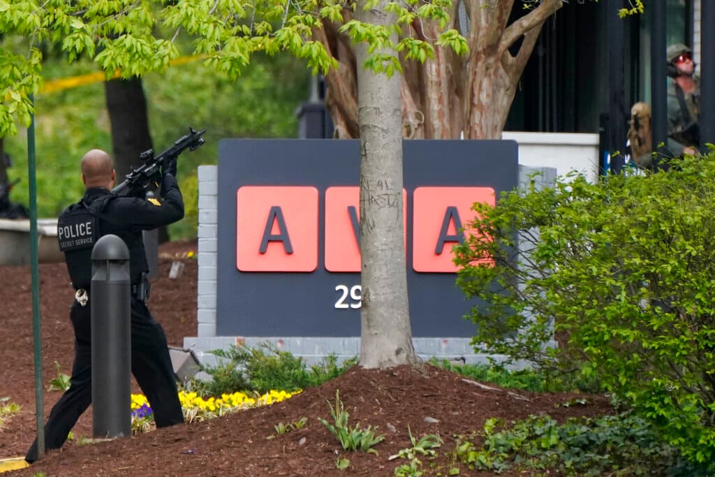 Las autoridades siguen en el lugar asegurando el área y sacando a todas las personas que se alcanzaron a refugiar en algunas edificaciones.
