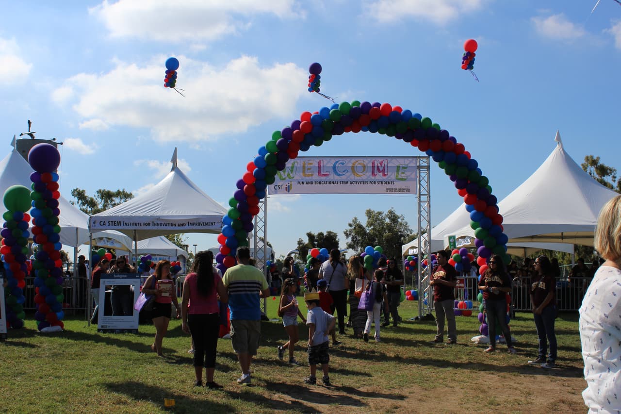 Miles se dieron cita en la séptima edición de la Feria de Educación que se festejó en Cal State Dominguez Hills. Te compartimos fotos de la concurrida celebración escolar.