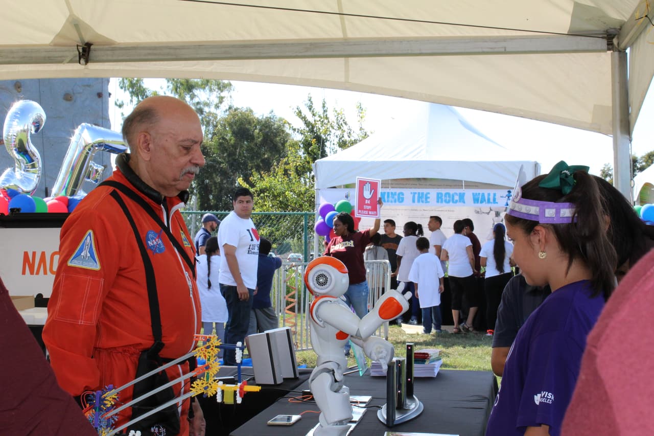 Miles se dieron cita en la séptima edición de la Feria de Educación que se festejó en Cal State Dominguez Hills. Te compartimos fotos de la concurrida celebración escolar.