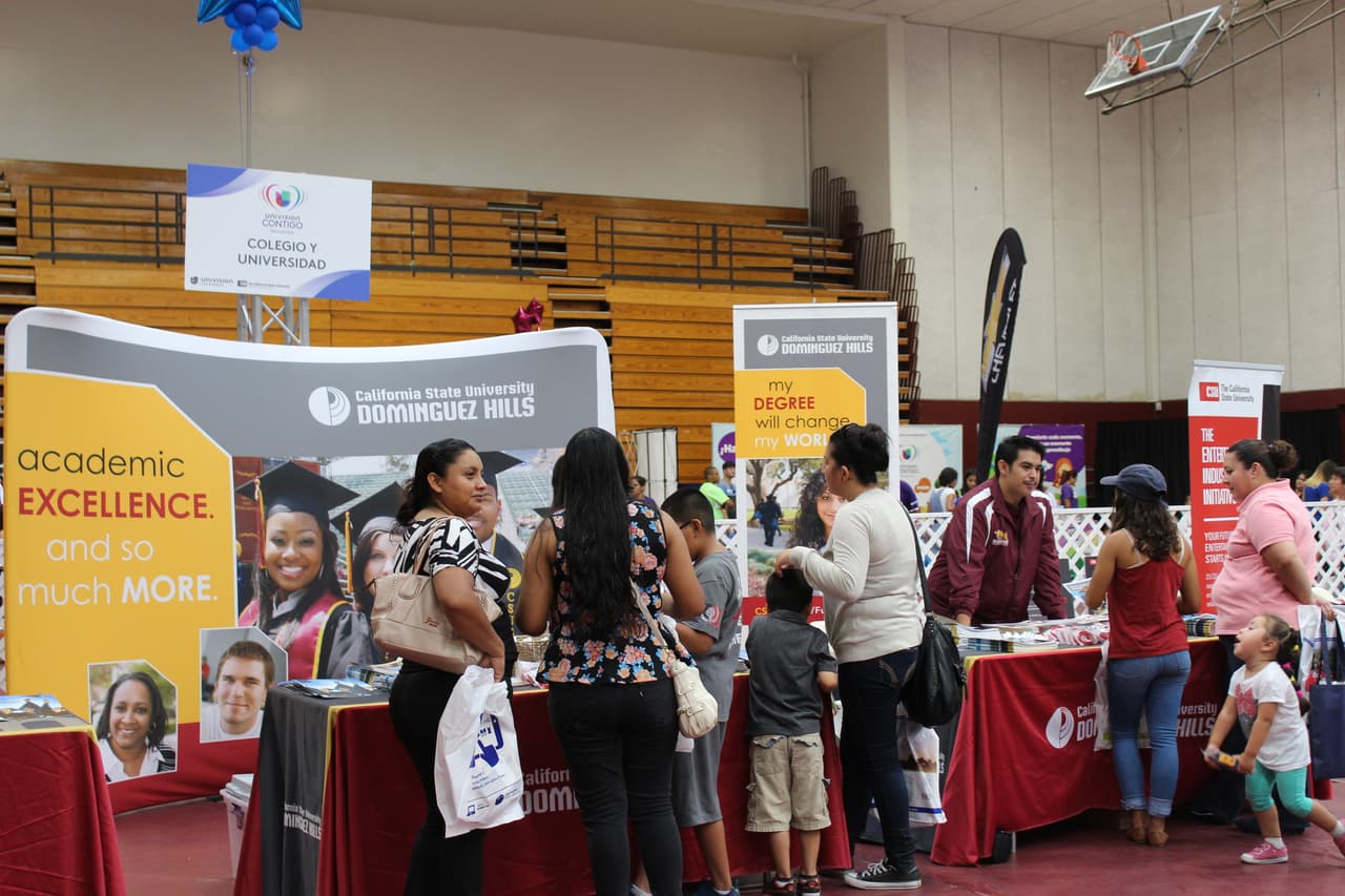 Miles se dieron cita en la séptima edición de la Feria de Educación que se festejó en Cal State Dominguez Hills. Te compartimos fotos de la concurrida celebración escolar.