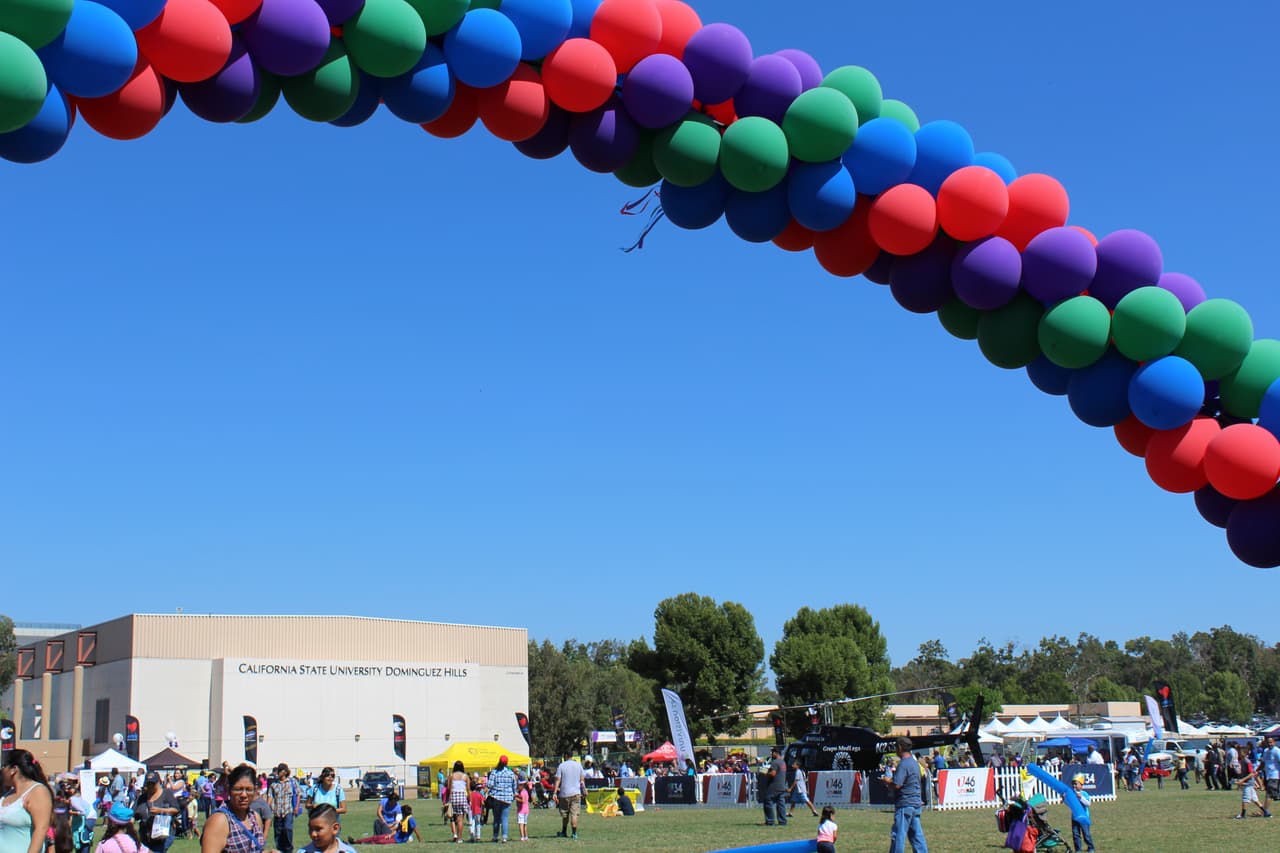 Miles se dieron cita en la séptima edición de la Feria de Educación que se festejó en Cal State Dominguez Hills. Te compartimos fotos de la concurrida celebración escolar.