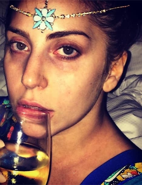 ¿Quién es esta chica cuyo rostro no identificamos? Es nada más y nada menos que Lady Gaga.