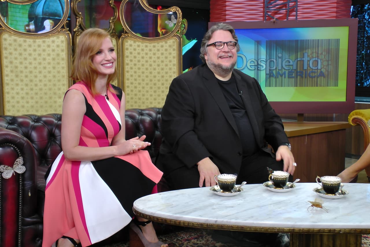 La bella actriz y el director mexicano llegaron a contarnos todo sobre la cinta 'Crimson Peak'.