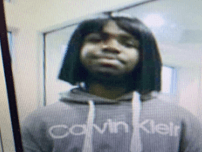 Buscan a hombres acusados de vestirse de mujer, robar en gimnasios e irse de compras en Georgia.