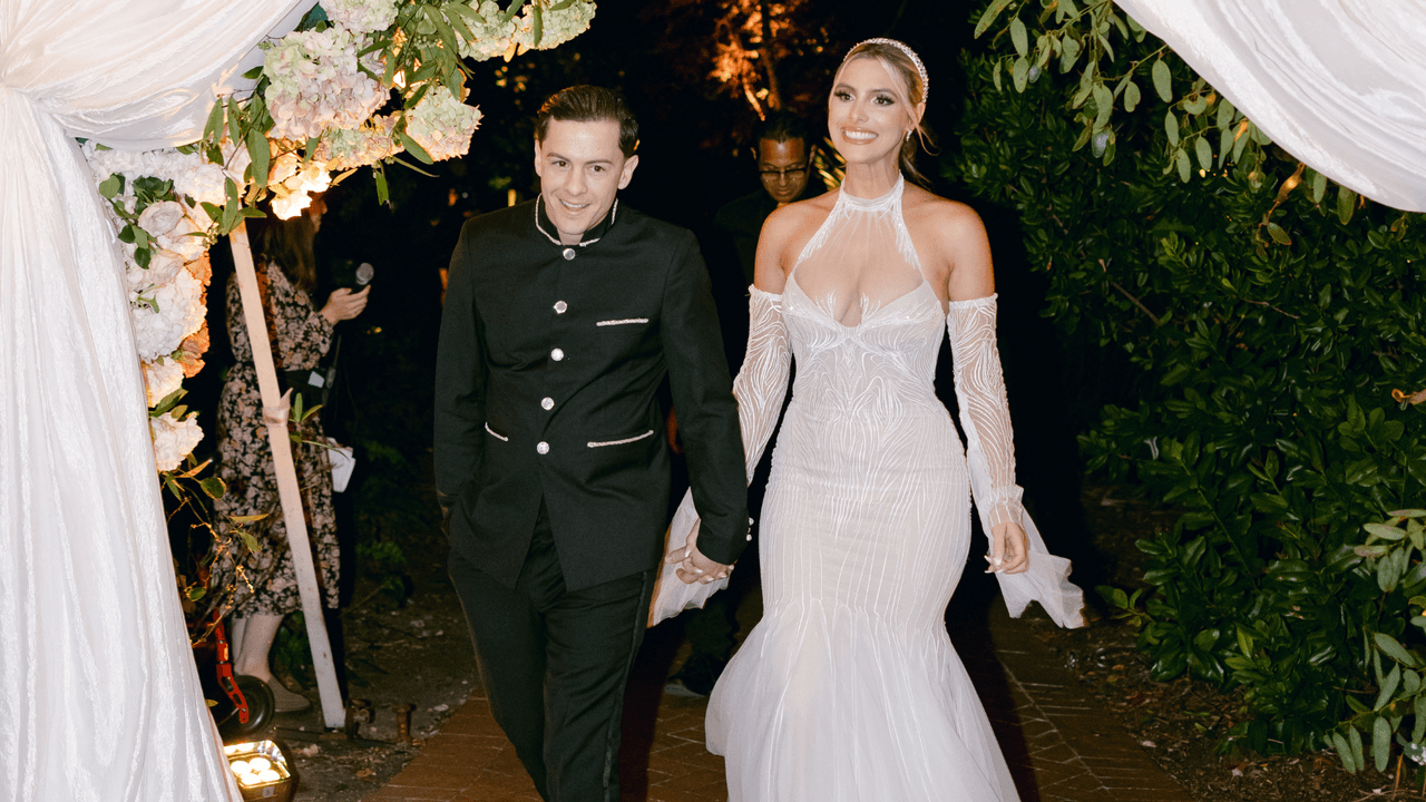 Lele Pons utilizó tres vestidos durante su boda: Uno para la ceremonia, otro para entrar al salón de la fiesta y la cena, y otro para la fiesta.