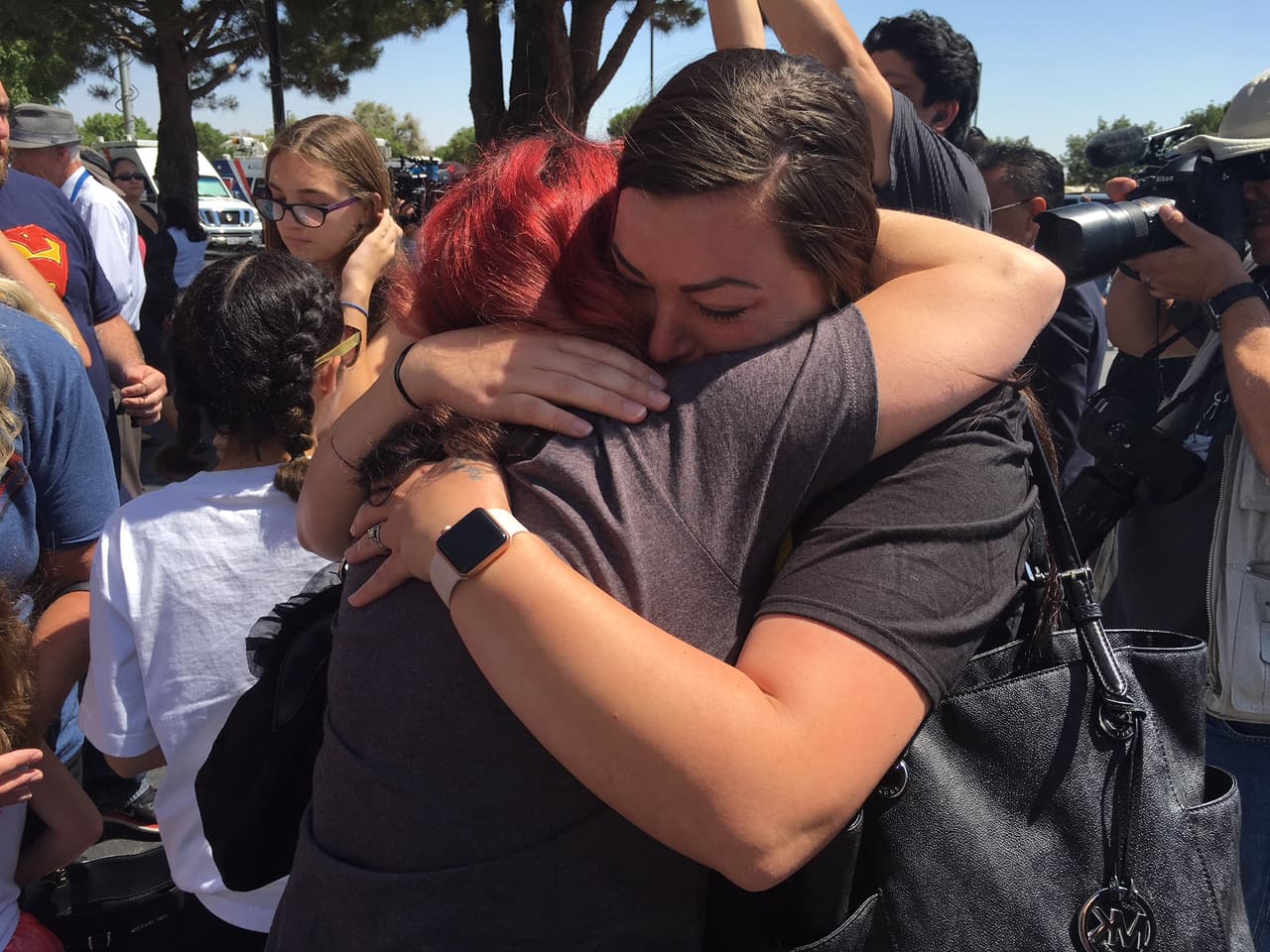 Otros se abrazaban para darse el pésame entre lágrimas.