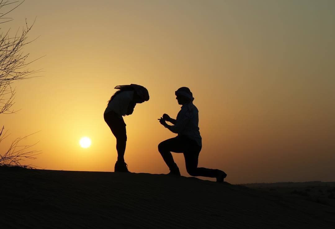 Como algunos recordarán, Francisca y Francesco crearon una relación basada en el amor, la admiración y el respeto. El italiano no tardó en proponerle matrimonio y en esta foto quedó captado el momento de la pedida de mano en el desierto de Dubái.