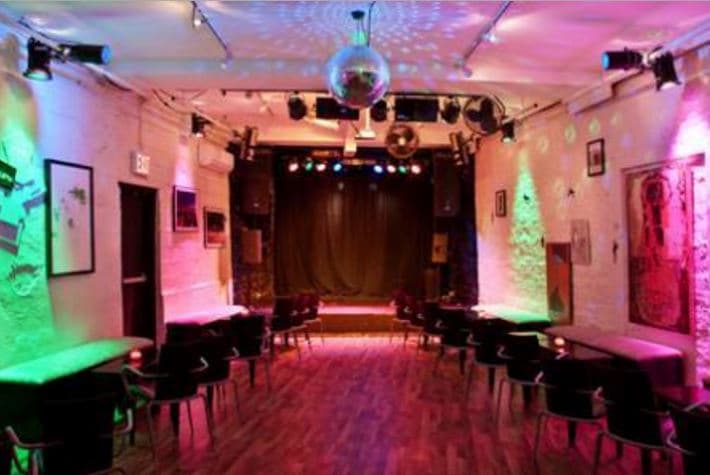 Happy Hour en Mott Haven Bar: 1 Bruckner Blvd., Port Morris