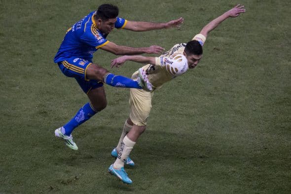 Una falta de Arturo Rivas en medio campo fue lo que originó la jugada del segundo gol americanista.