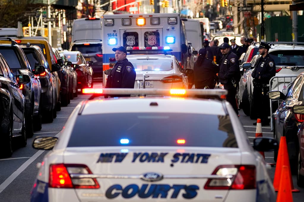 La policía de Nueva York se ha preparado para protestas de seguidores de Trump, que comparten la creencia del expresidente de que las acusaciones del jurado investigador -y otras tres investigaciones en curso- tienen motivaciones políticas.