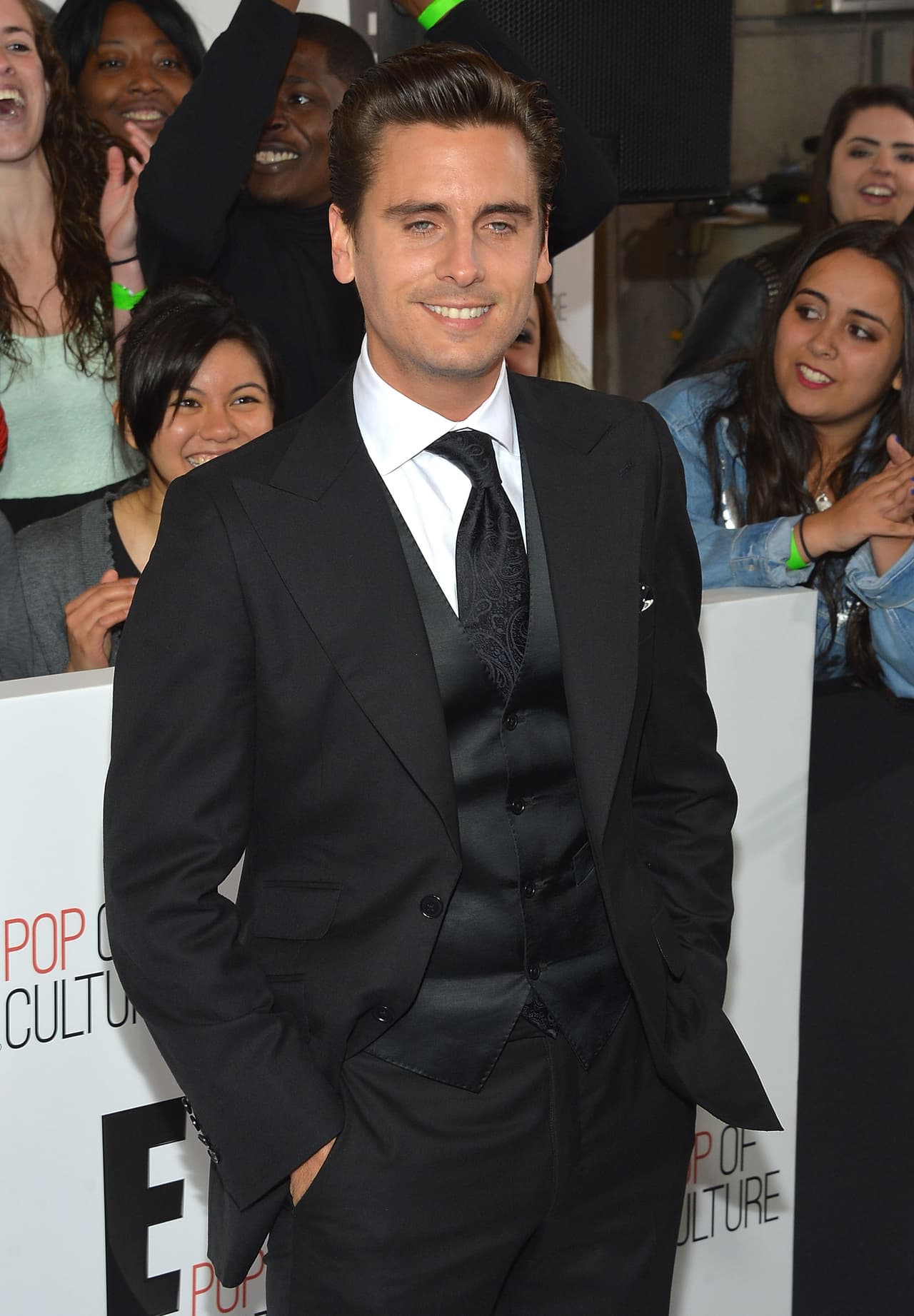 Sabe cómo combinar prendas y accesorios.