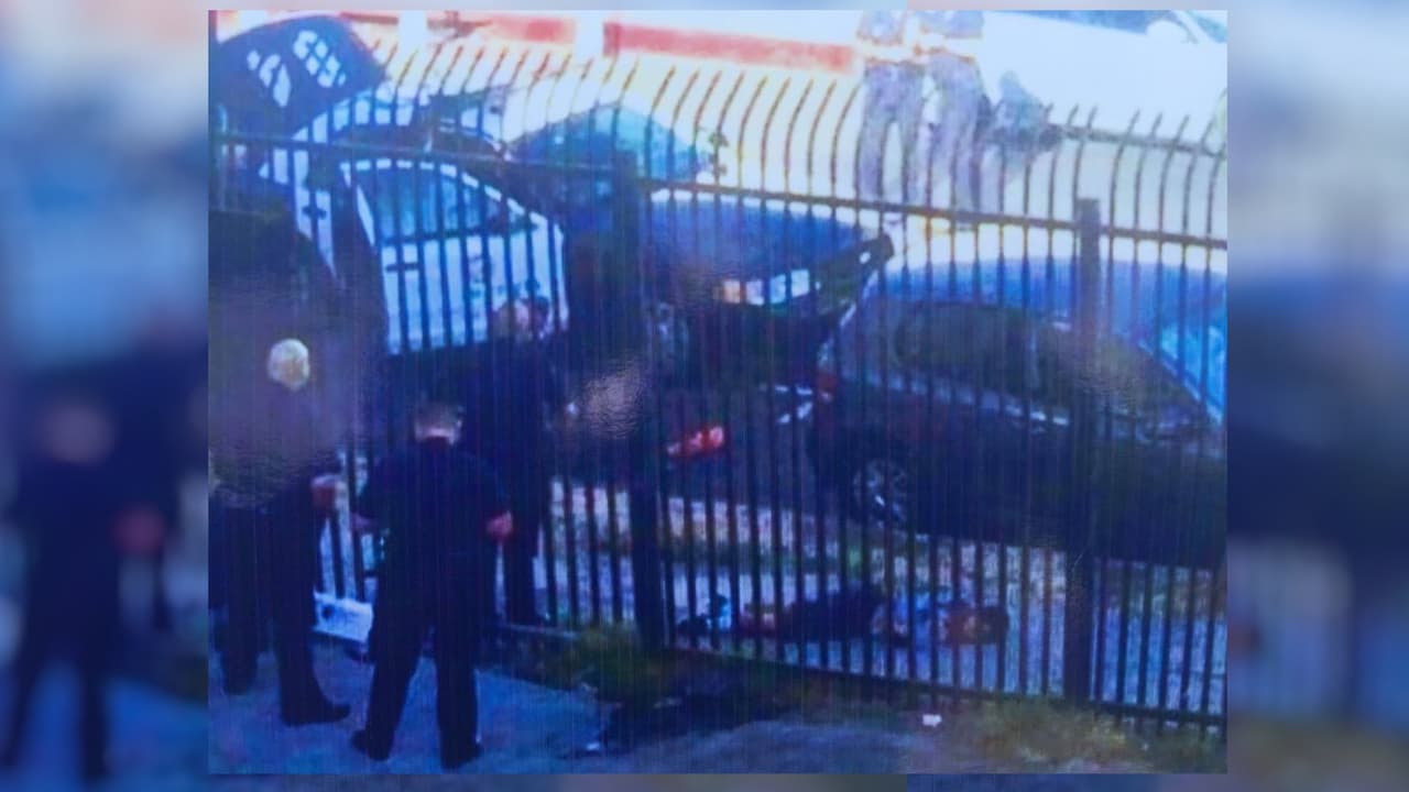 Dos fotos cuestionan que el adolescente hispano muerto a manos de la policía estuviera armado