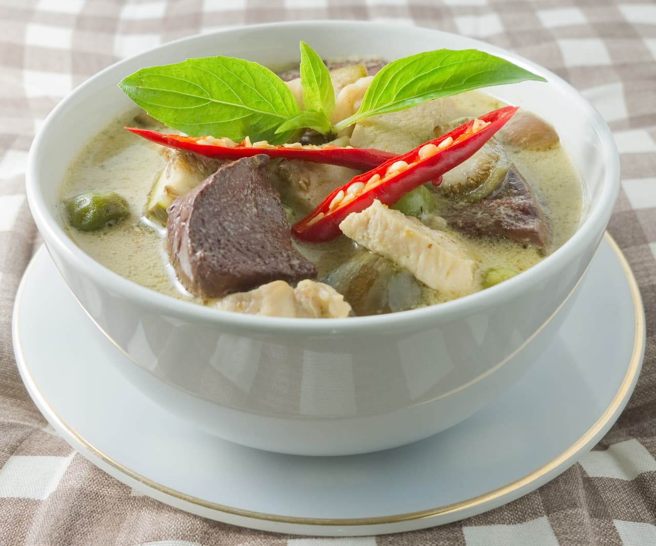 Sopa de cerdo. Esta sopa es de las más consistentes y evidentemente es por su ingrediente principal: la carne de cerdo.