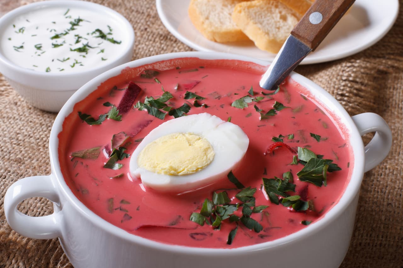 Sopa Borscht. Para un plano más internacional puedes preparar una receta de Europa, esta sopa la puedes servir fría o caliente, acompañada con carne y pan es una delicia.