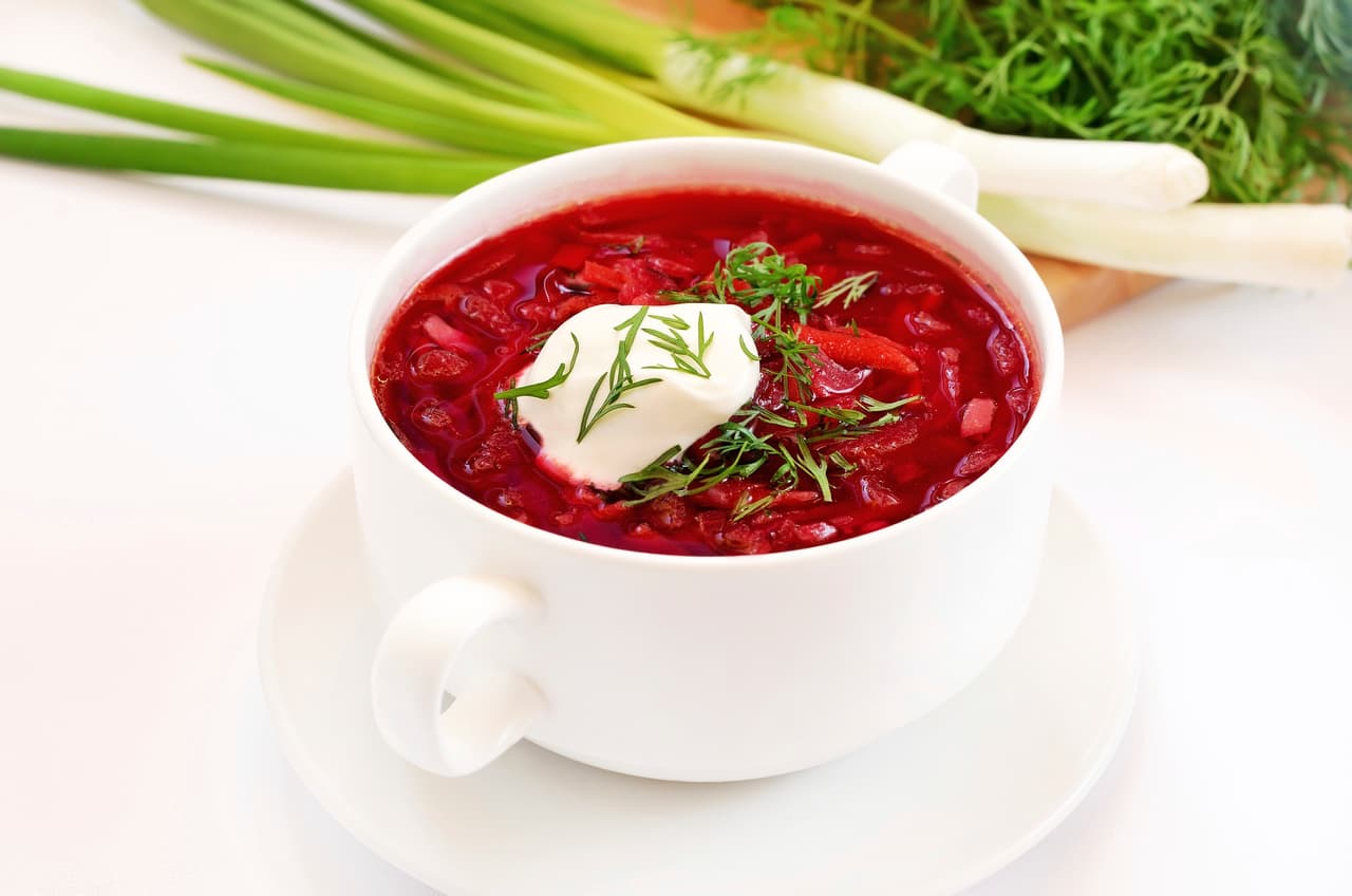 Es una sopa que vale por comida completa por todos los ingredientes aceite de canola, carne de res, laurel, caldo de carne, remolacha, zanahorias, tallos de apio, cebolla, papa, ajo, pimienta negra, pimienta de jamaica, pasta de tomate, vinagre de vino tinto o vinagre de sidra de manzana, eneldo picado y crema agria.