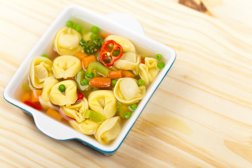 Este plato es una comida completa porque contiene, condimentos italianos, ravioles. Champiñones, queso rallado. Cuando sirvas no olvides decorar con perejil finamente picado y una hoja de albahaca para darle aroma a la receta.