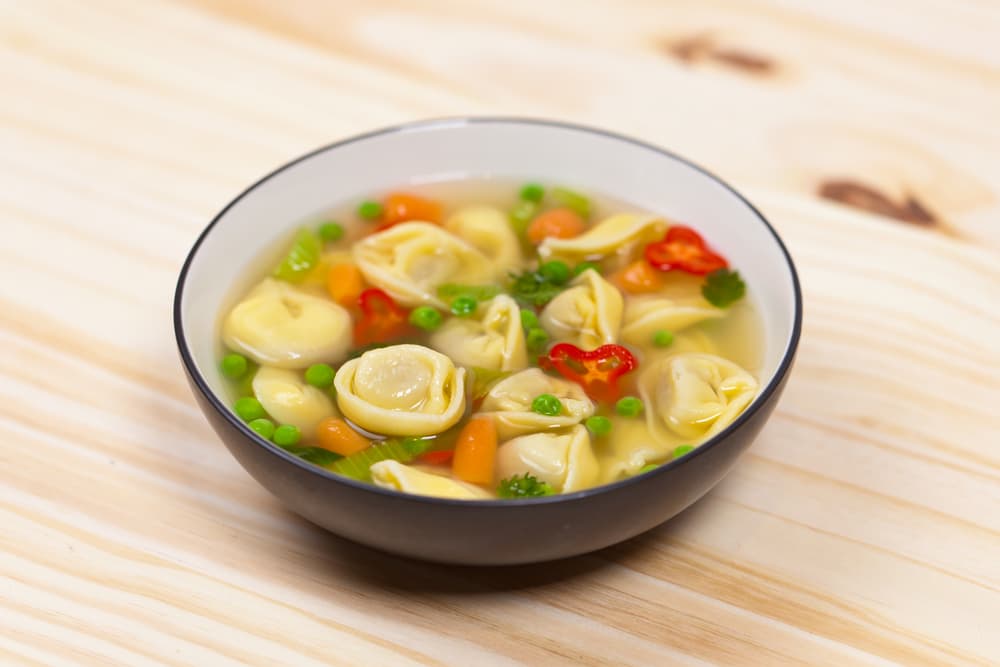 Sopa de raviolis. Eres fan de la pasta, entonces estás en el camino correcto. Esta sopa tiene la combinación perfecta entre el caldo de pollo o de verduras y los raviolis.