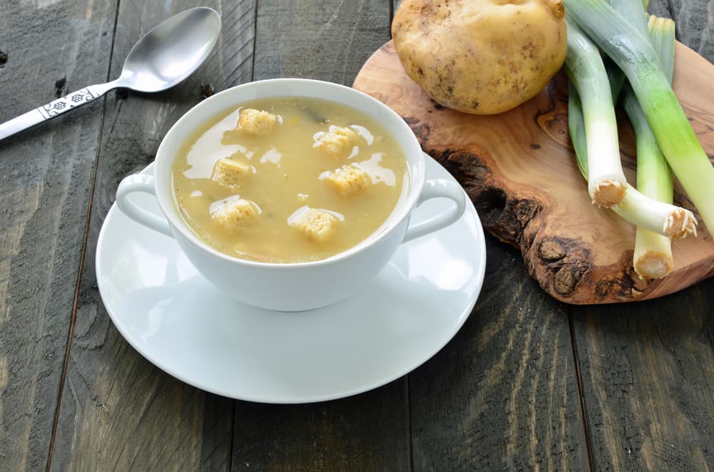 Locro de papas. El locro es un plato con carne, patatas y maíz y es una sopa originaria de los Andes. Por ello, es típica en Latinoamérica. Esto es lo que lo hace una comida completa.