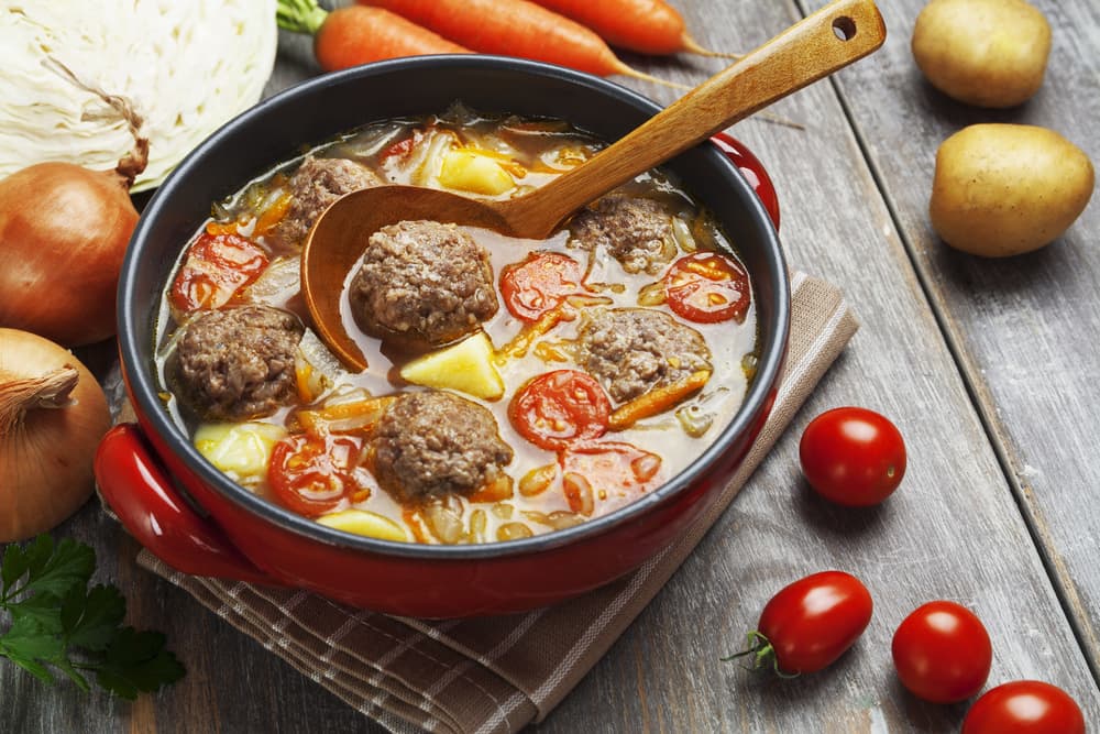 Sopa de albóndigas. Las albóndigas tal vez estas acostumbrada a cocinarlas en salsa de tomate o con pasta a la bolognesa pero que te parece si esta vez las preparas en sopa, con una versión más sana y sabrosa.