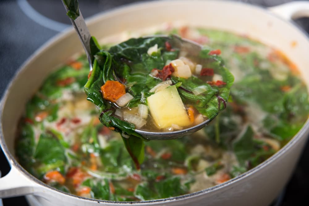 No esperes más y prepárala los ingredientes que lleva es aceite de oliva, osobuco de ternera pídelo cortado en rodajas, caldo de carne, cebolla, ajo machacado, zanahorias peladas y picadas en trozos grandes, tomates cortados en cubos, hojas de laurel y pimienta negra recién molida. Para la gremolata; perejil finamente picado, cáscara de limón rallada y un diente de ajo machacado.