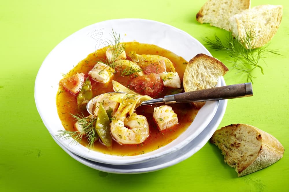 La sopa de bacalao lleva zanahoria, ramitas de tomillo, plátanos verdes, pimienta negra, ají picante, cebolla y leche de coco. ¡Buen provecho!