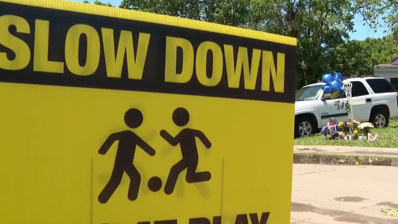 Estos son los letreros que han colocado vecinos para advertir a conductores sobre que hay niños jugando.