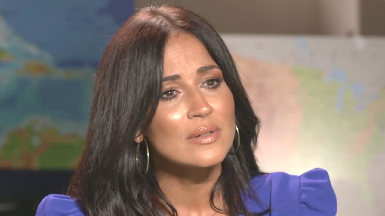 Jackie Guerrido suspira al recordar el doloroso momento en que se enteró que su padre tenía un año de muerto