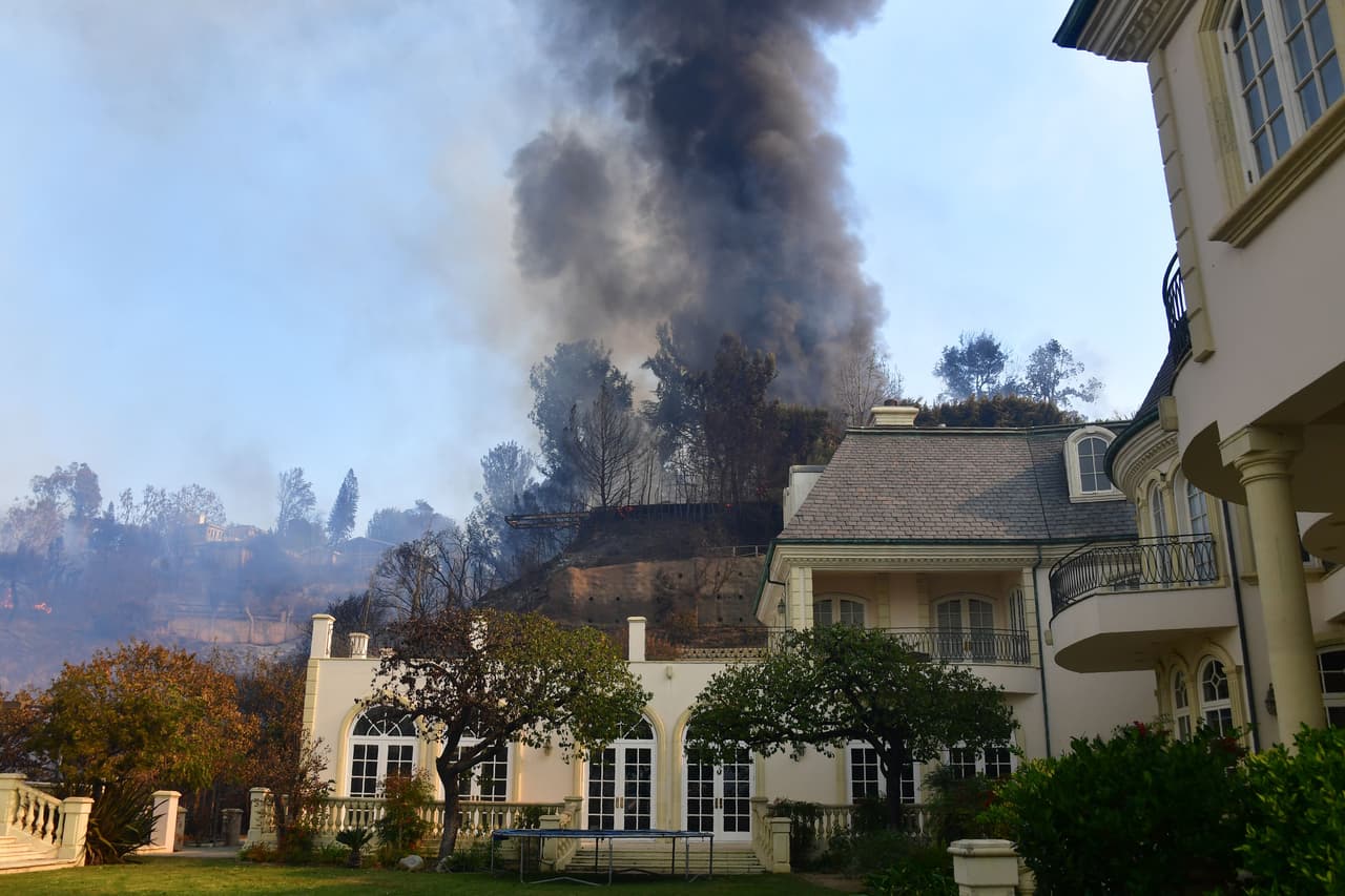 Los incendios, que se originaron entre lunes y martes, alcanzaron de mansiones en Bel-Air, al oeste de Los Ángeles.