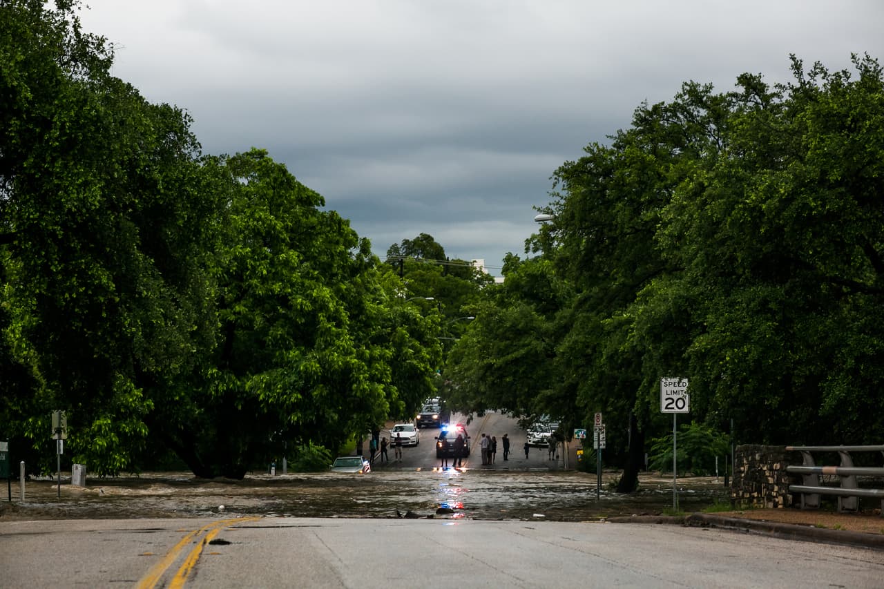 Algunas zonas de la ciudad quedaron bajo el agua luego de intensas lluvias.