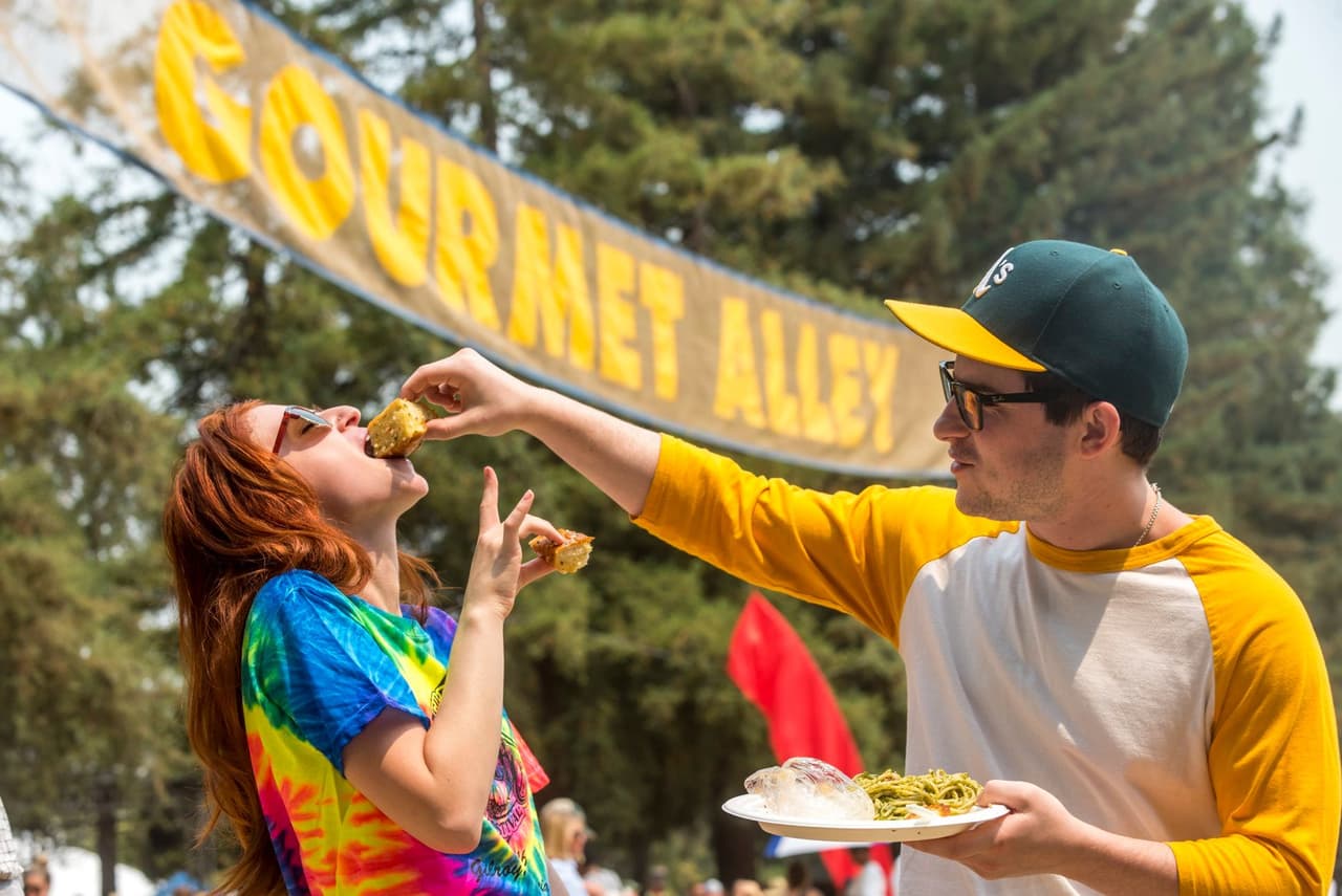 El sábado contará con el concurso al mejor cocinero del ajo presentado por el juez de
<i>Top Chef</i>Tom Colicchio. Las atracciones del domingo incluyen el tradicional Garlic Showdown y actuaciones de música country.
<br>