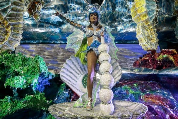 En tanto, el carnaval dominicano cerró hoy en el emblemático Malecón de Santo Domingo.