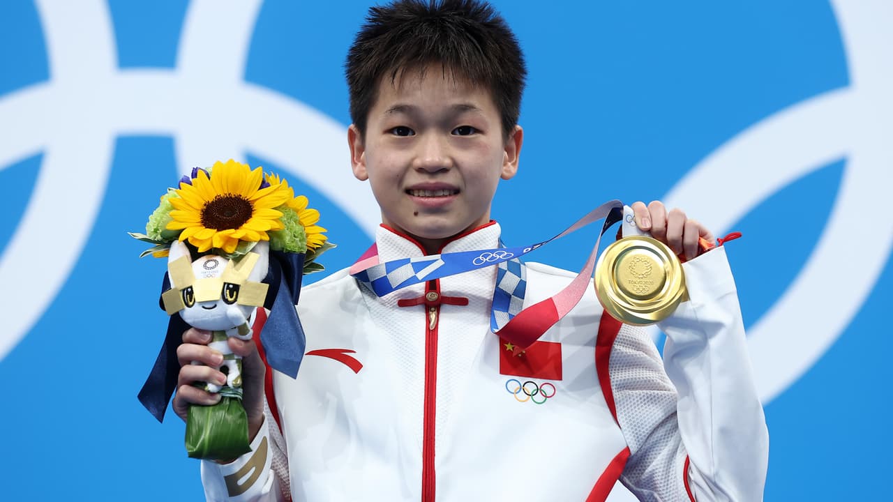 <b>Una clavadista perfecta (en video)</b>
<br>
<br>Quan Hongchan, una joven china de 14 años, realizó tres clavadas perfectas para ganar el oro. Fueron calificadas por los jueces con 10 puntos, una inusual evaluación que refleja que no cometió el más mínimo error.