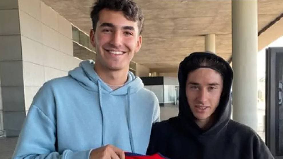 Marcelo Flores le regala una playera a Diego Abreu previo al México vs Uruguay