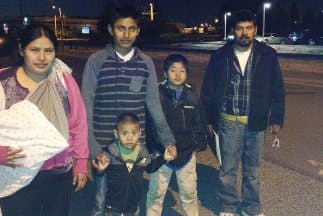El inmigrante de origen mexicano Alfredo Juárez-Caferino junto a su familia a la salida del Centro de Detención del Noroeste de ICE en Tacoma, Seattle. (Foto proporcionada por Latino Advocacy)