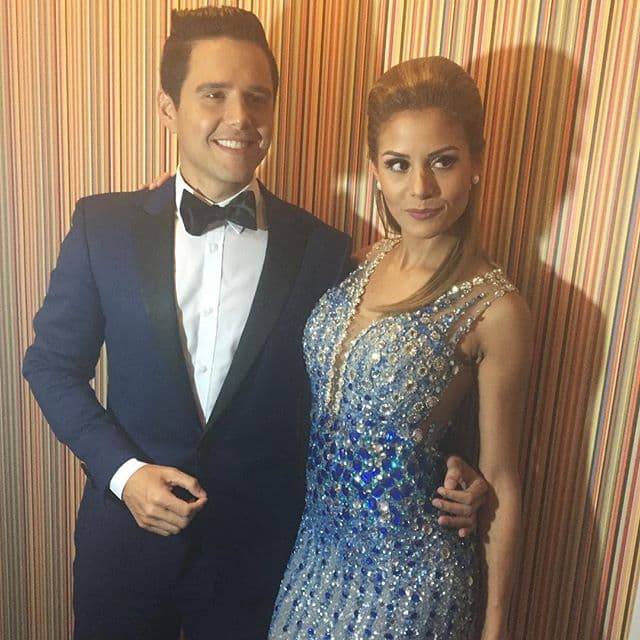 ¡Puros guapos en la familia! Alejandro Chabán y su hermana. (29 de octubre)
