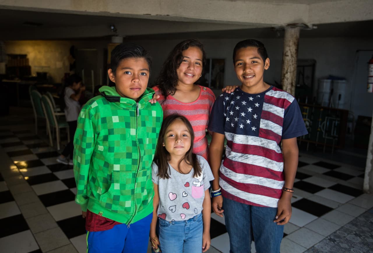 Ellos son los hermanos Mejía. Después de que se tomaron esta foto, todos se fueron a preparar los últimos detalles para su regreso a Guatemala. 
<b>Algunos se van en contra de su voluntad; otros contaban los minutos para que su madre, Cristina, se decidiera a hacer las maletas</b> para irse del albergue Ágape, en Tijuana, a casa. La más pequeña, Atziry, de 7 años, fue la que llevó a la mamá a ponerle fecha al regreso. Extraña a los amigos que dejó en su país, pero sobre todo a su abuela y a sus dos hermanos que se quedaron. Cuando llegue a Guatemala, dice, lo primero que quiere hacer es volver a su escuela.