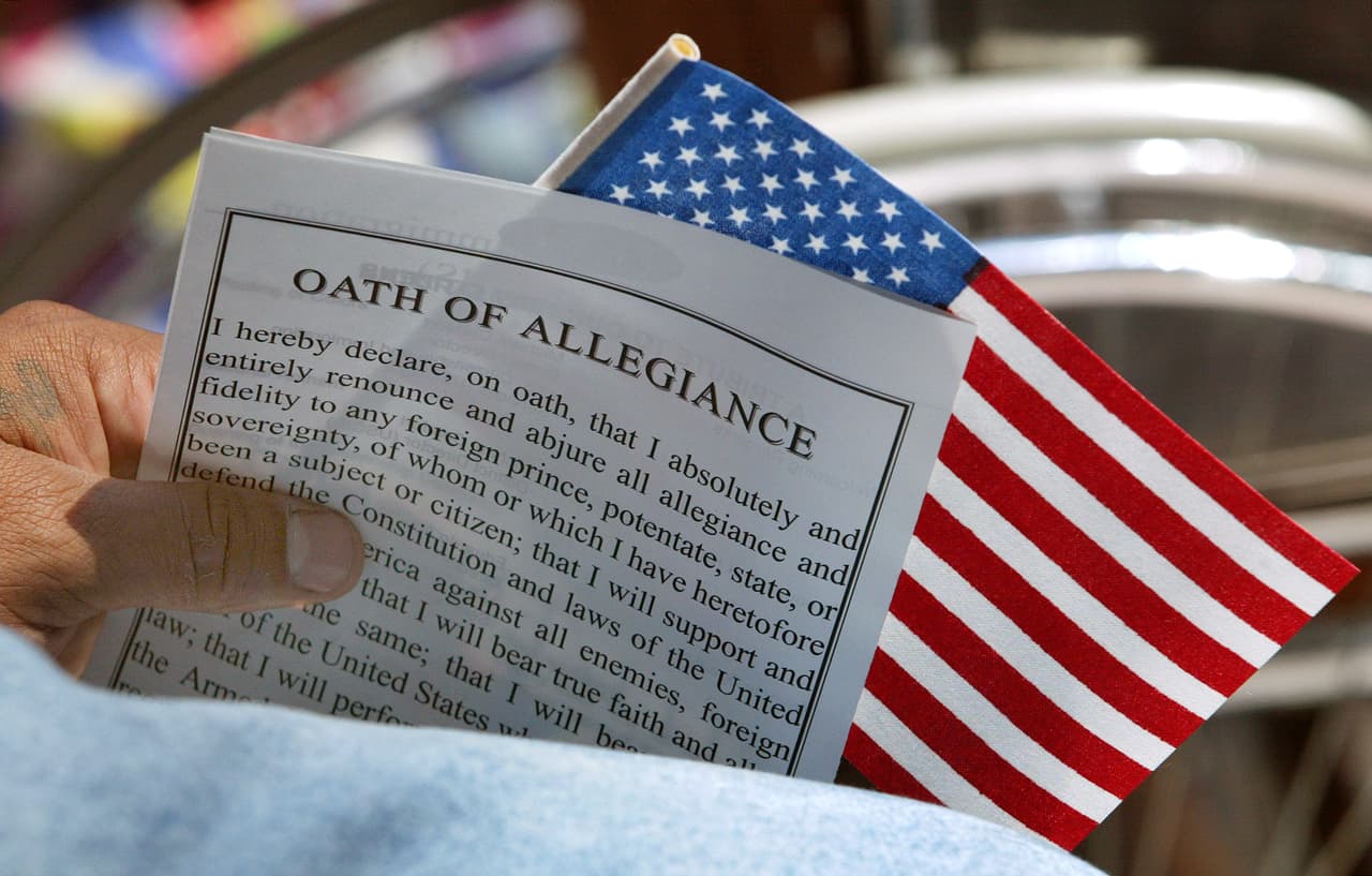 <a href="https://www.uscis.gov/es/n-400" target="_blank">Debe presentar solicitar solicitud</a> de ciudadanía 90 días antes de completar requisito de residencia permanente. Depende del tiempo, puede ser cinco años o 3 años, si es que estás casado con un ciudadano.