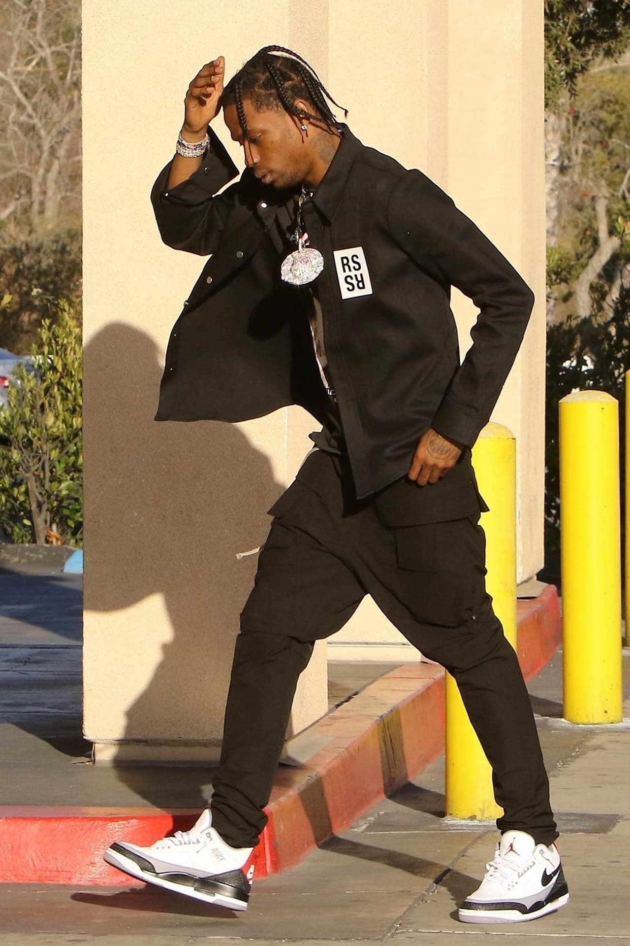 La compañía dijo que el rapero sabía del compromiso, pero había dicho que “aunque tenía la obligación, se negaba a ir al evento”, informó el sitio E! News.