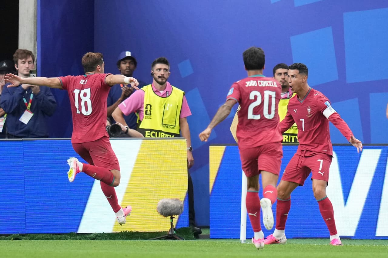 Cristiano Ronaldo (7), de Portugal, celebra con sus compañeros tras marcar el tercer gol de su equipo durante el partido de fútbol del Grupo K de la Copa Mundial entre Portugal y Uzbekistán