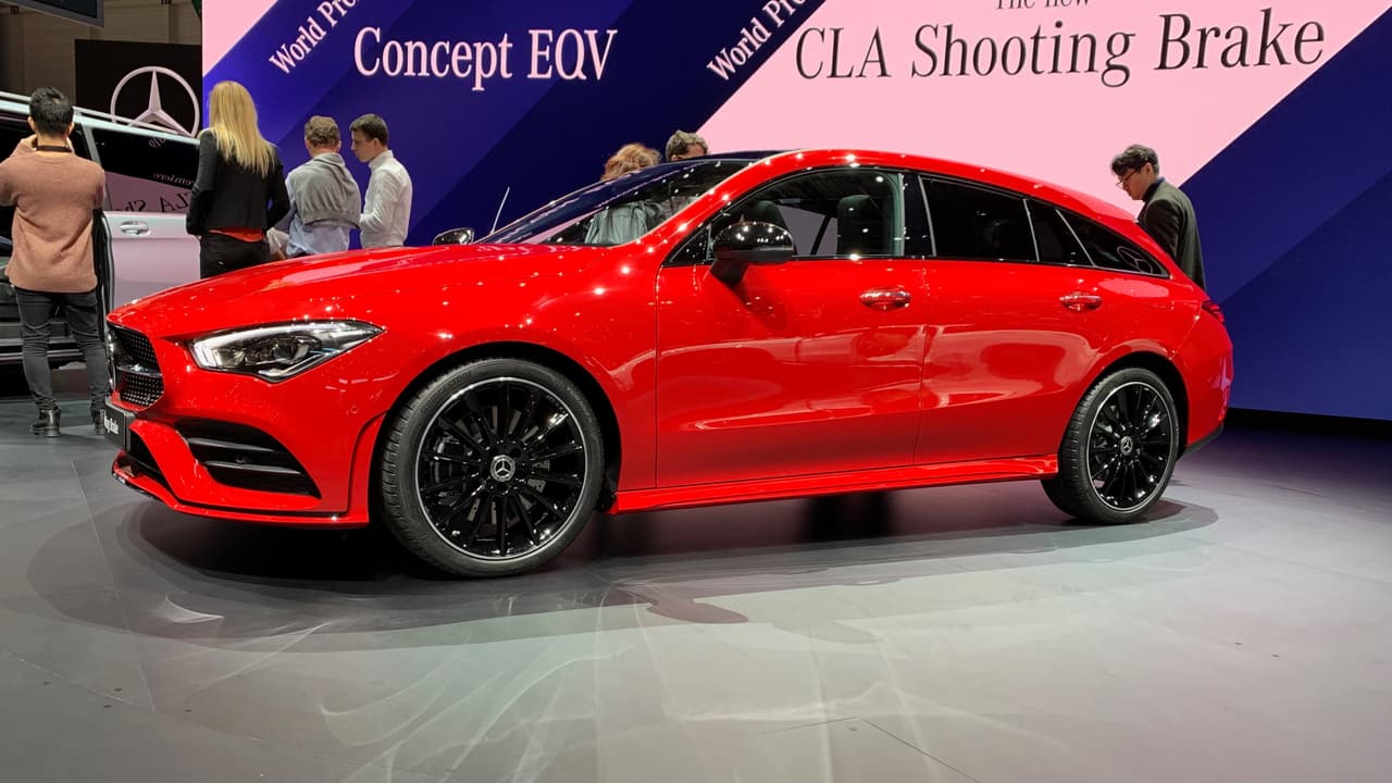 <h3 class="cms-H3-H3">Mercedes-Benz CLA Shooting Brake</h3>
<br>Cualquiera que haya visto televisión en Estados Unidos en las últimas semanas tiene que haber visto el comercial del nuevo Mercedes-Benz Clase-A sedán, y quien sepa algo de carros sabe que el próximo CLA coupe, su hermano coupe de 4 puertas, está a la vuelat de la esquina. Lo que nadie conoce, y no va a llegar a Estados Unidos, es esta 
<b>fabulosa camioneta station wagon </b>de techo inclinado, o shooting brake. EEUU perdió el gusto por estos fabulosos modelos, aunque no todo está perdido, Mercedes-Benz aun vende una station wagon pero de la Clase-E, mucho más grande, pesada y sobre todo costosa..