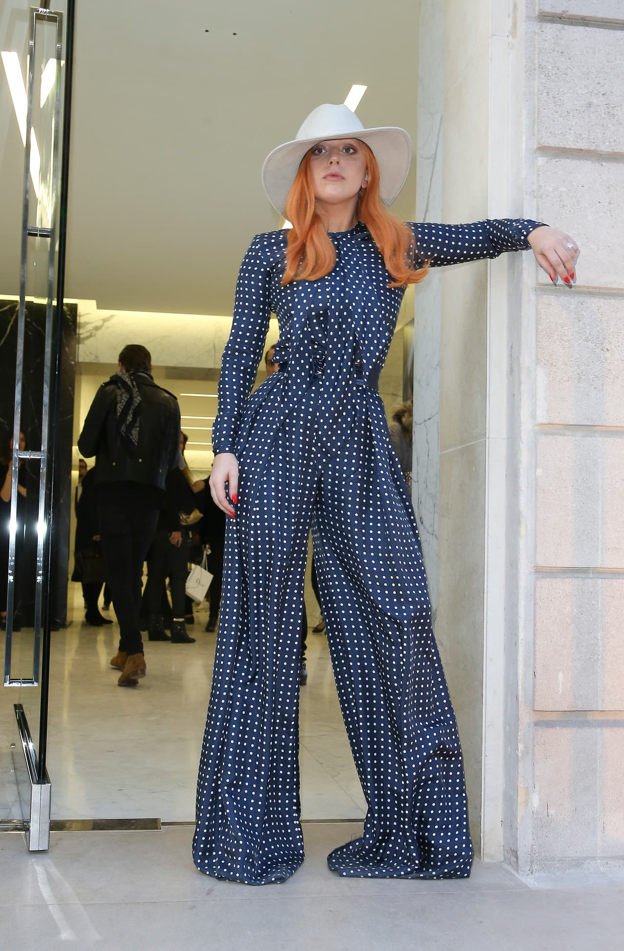 Por supuesto, no dejó pasar la oprtunidad para usar un lindo sombrero con esta prenda.