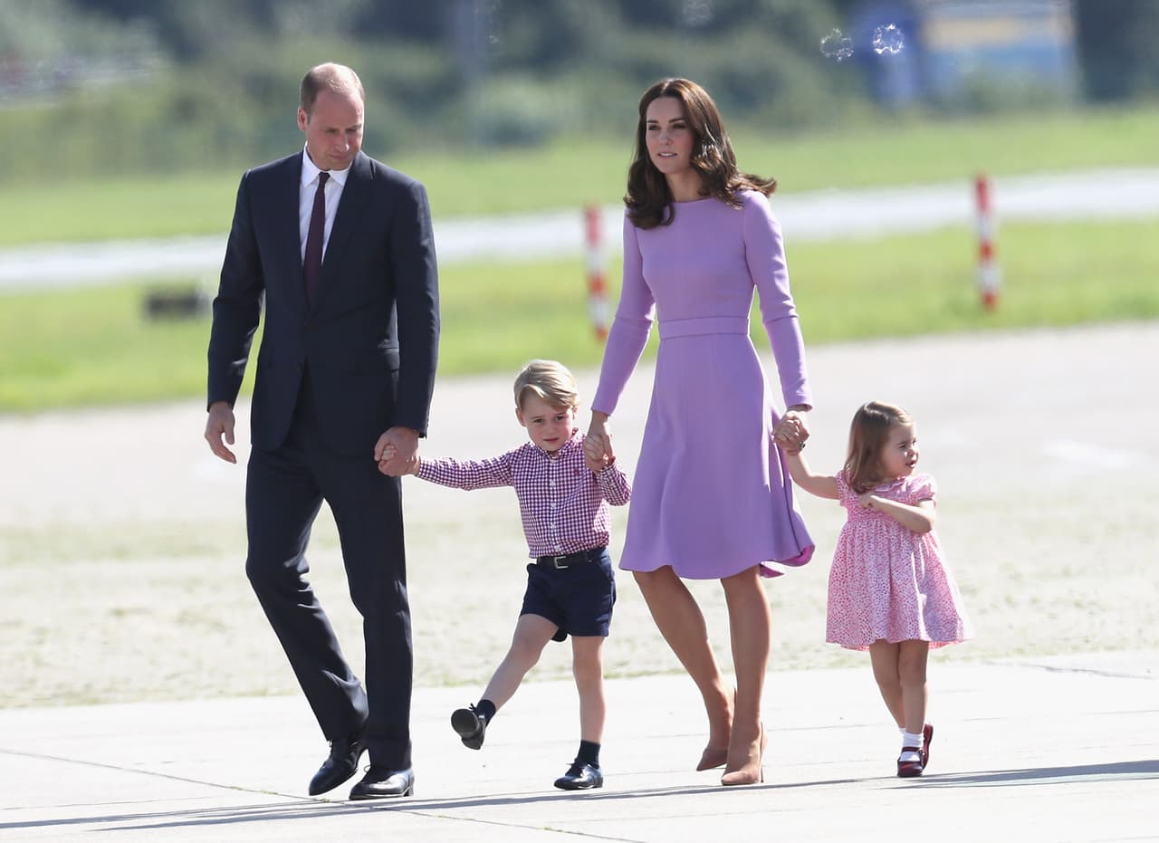 Ese día, Kate optó por un vestido de Emilia Wickstead en tono lila y tacones de Gianvito Rossi, en tanto que la pequeña de 3 años lució una prenda en tonos rosados. Incluso el atuendo del príncipe George combinaba con el de su mamá y su hermana.