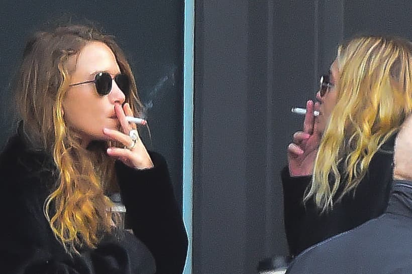 Las gemelas Mary Kate y Ashley Olsen se acompañan durante sus descansos para fumar.
